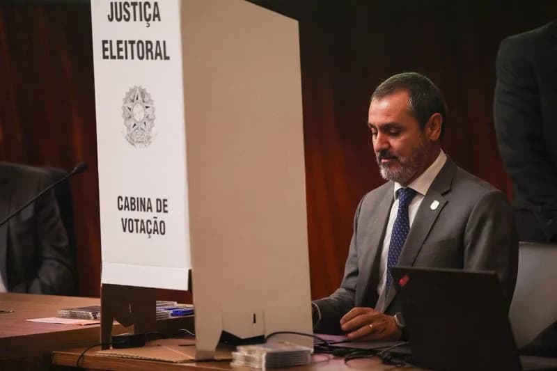 Brazil's Chief Justice Suspends Rival Orders, Calls Full Bench as Supreme Court Crisis Deepens