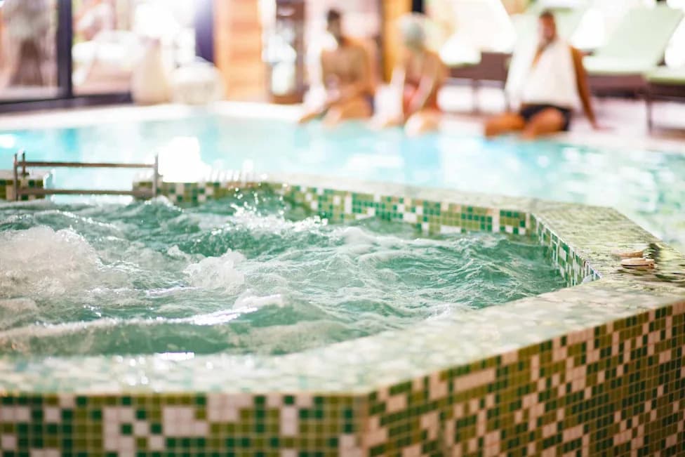 25-Year-Old Mother Charged After Infant Drowns in Hotel Spa Tub; Prosecutors Allege Intoxication