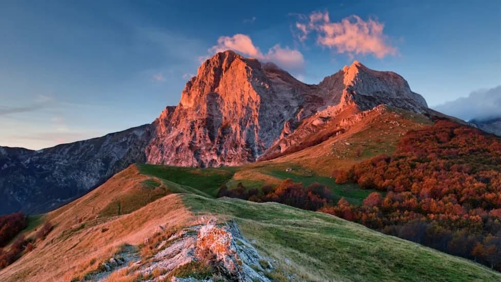 Italy’s Crust Is ‘Unzipping’: Migrating Delamination May Explain the Apennines’ Paradox