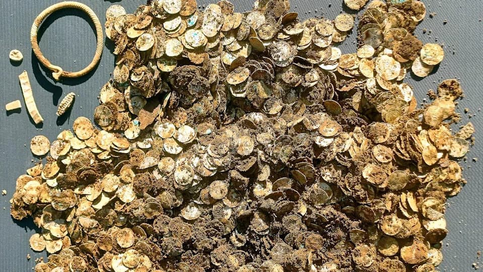 Metal Detectorist Uncovers Finland’s Largest Viking‑Age Silver Hoard — Nearly 10 Pounds of Coins and Jewelry