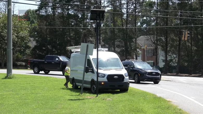 Reporter Stopped by Police After Filming Flock Camera Technician — A Clash Over Surveillance and Press Freedom