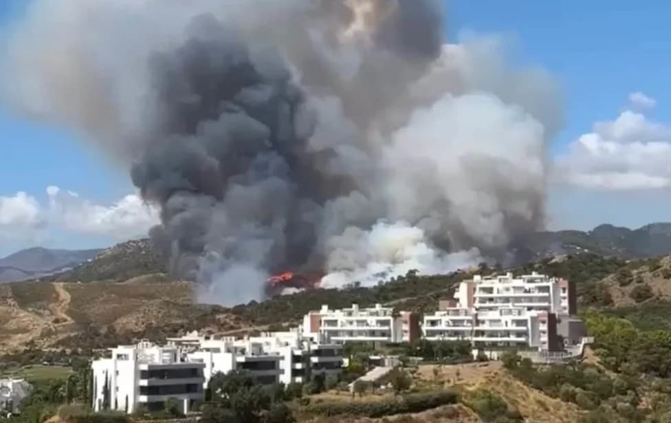Wildfire Near Benahavís Injures Three, Prompts Shelter Orders as Flames Reach Marbella