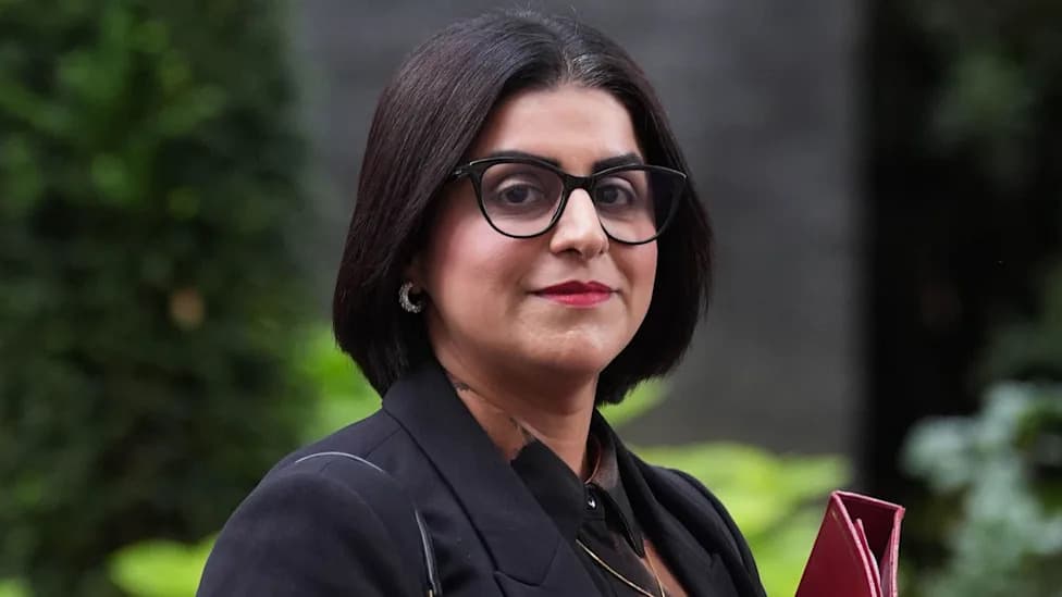 Unions Demand Reversal of Plans to Extend UK Settlement to 10 Years — 15 for Care Workers