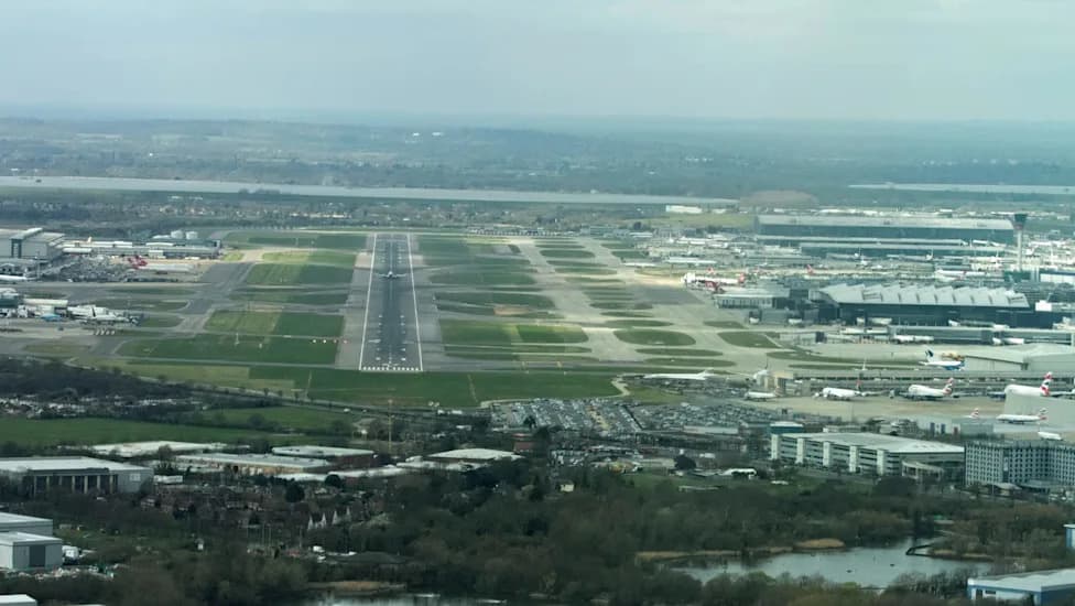 UK Scales Back Clean-Flying Hopes as Heathrow Third Runway Nears Decision