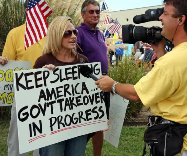Quinnipiac: Democrats Back DSA While Most Americans Reject Socialism — A Strategic Dilemma for 2026