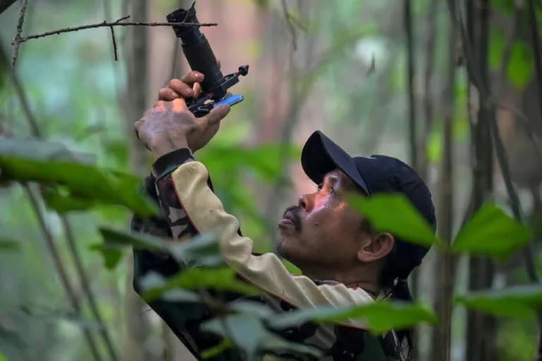 Cash-for-Photos Program in Borneo Turns Hunters Into Wildlife Protectors