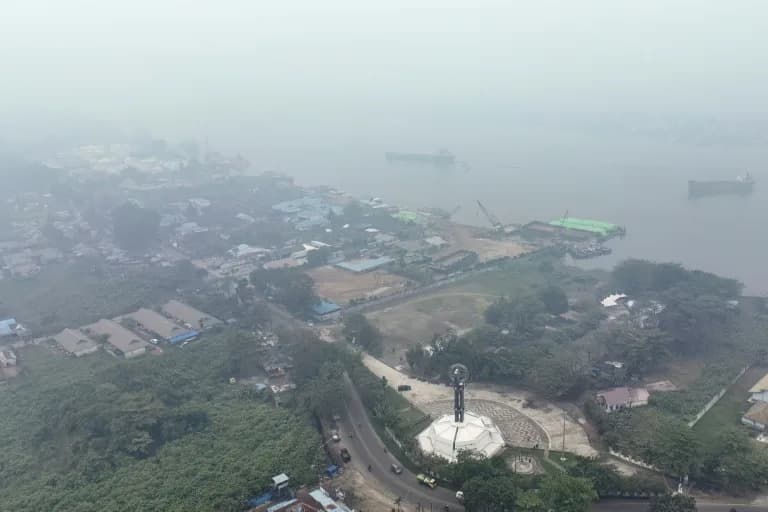 Thick Smog Grounds Japanese Helicopters Battling Indonesia's Wildfires