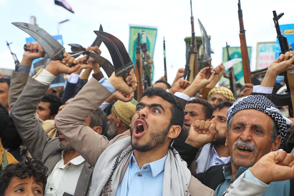 Houthis Warn Nations Against Joining Saudi Campaign — Say They Won't Target U.S. Ships as Tensions Rise at Bab el‑Mandeb