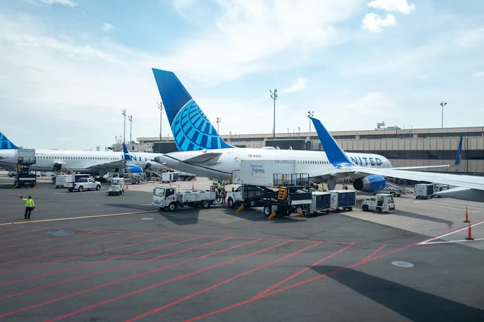 FAA Equipment Outage Halts Flights at Newark (EWR) and Philadelphia — Hundreds Canceled, Thousands Delayed