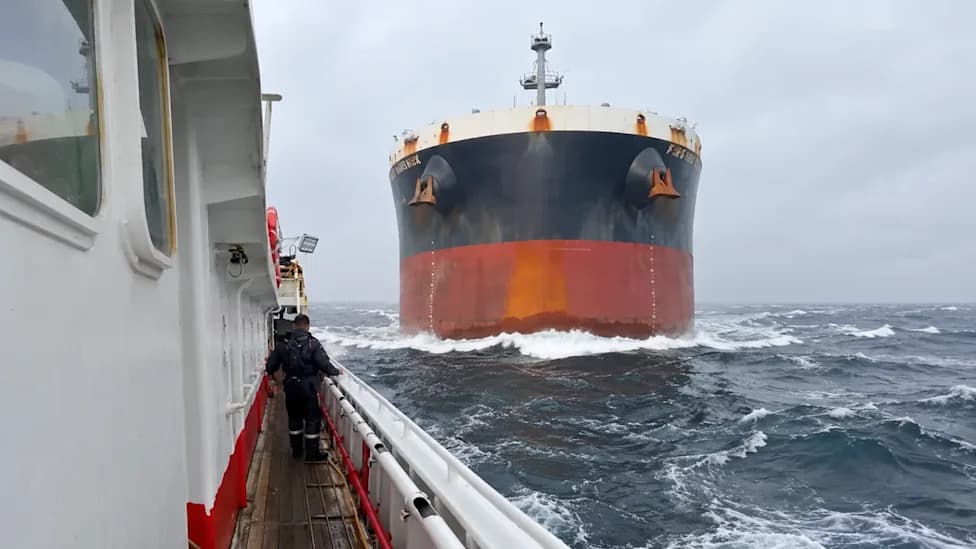 Dramatic Collision in Singapore Strait: 82,300‑Ton Bulk Carrier Strikes Chinese Fishing Vessel (Video)