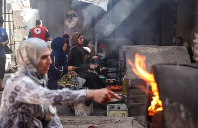 Communal Ovens Keep Displaced Gaza Families Fed as Fuel and Jobs Dry Up