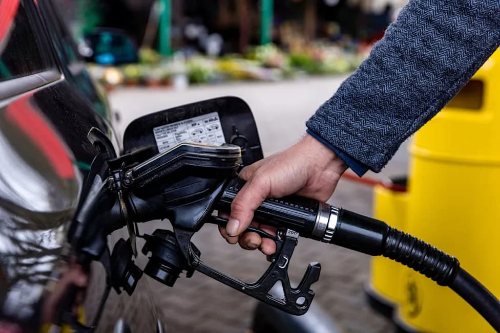 ADAC Urges End to Noon‑Only Fuel Hikes After Prices Rise and Daily Spreads Widen