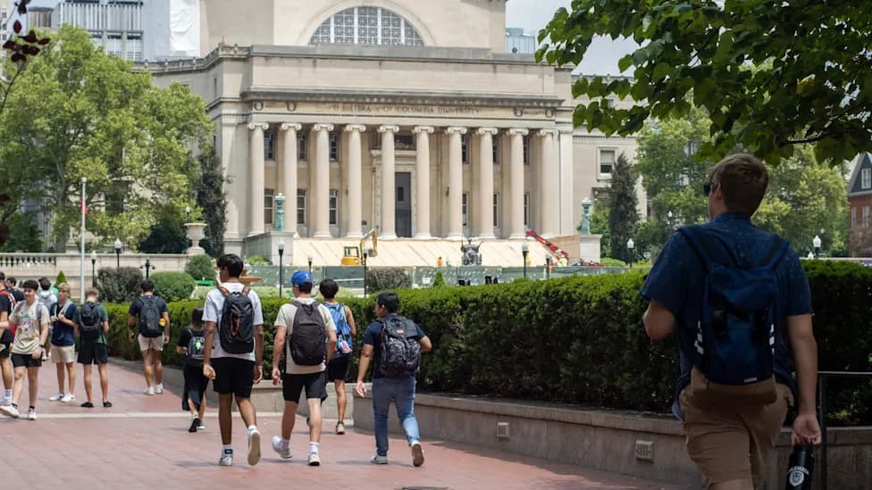 Columbia Will Ban Laptops, Phones and AI Tools in Two Core Courses for 2026–27