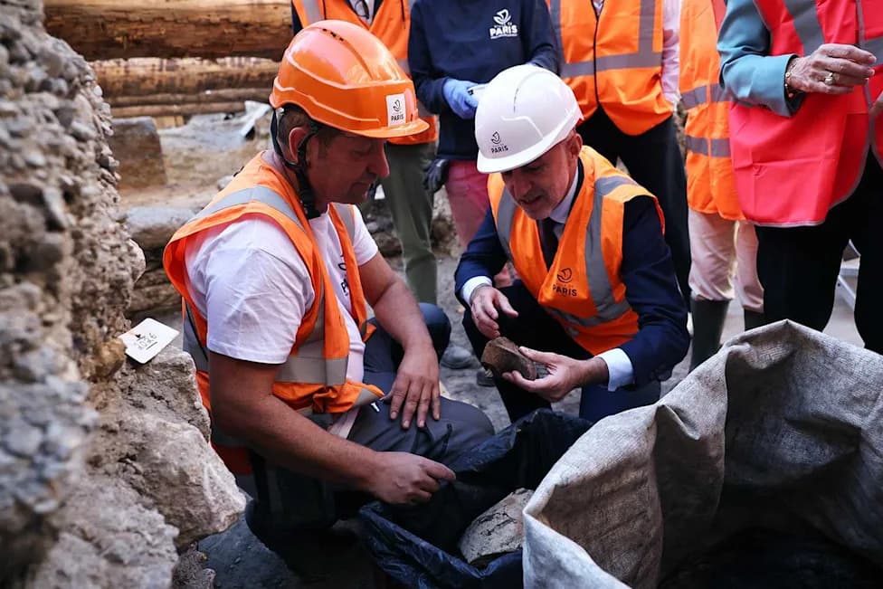 72‑Foot Gallic Wall Unearthed Under Hôtel‑Dieu in Paris May Date to Julius Caesar’s Era