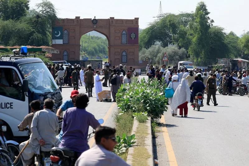 Imran Khan's PTI Delays Peshawar-to-Islamabad Long March To October 4