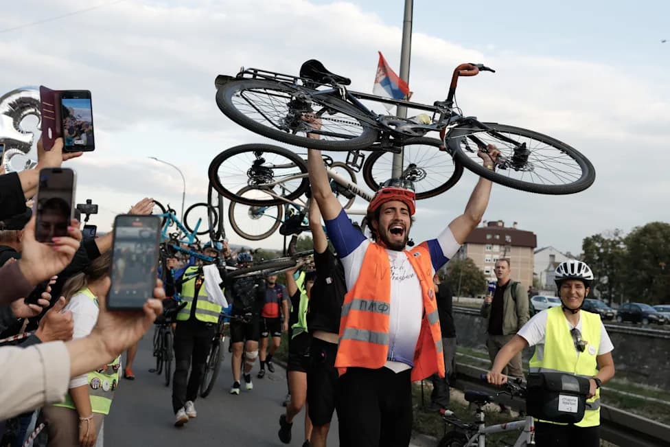 Thousands Welcome Student Cyclists in Kragujevac as They Enter Serbia’s Oct. 25 Election Race