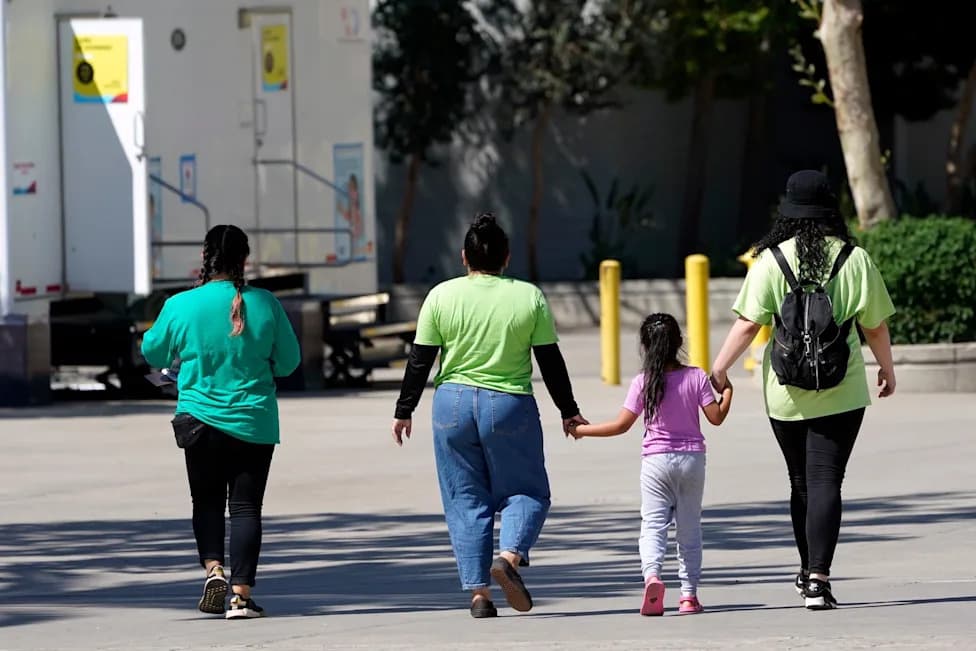 Democrats Demand Answers From HHS Over No‑Bid Contracts For Migrant Children's Legal Counsel