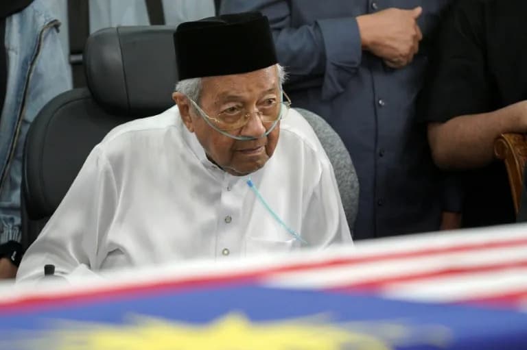 Mahathir, 101, Hospitalised for Observation After Wife of 70 Years Dies