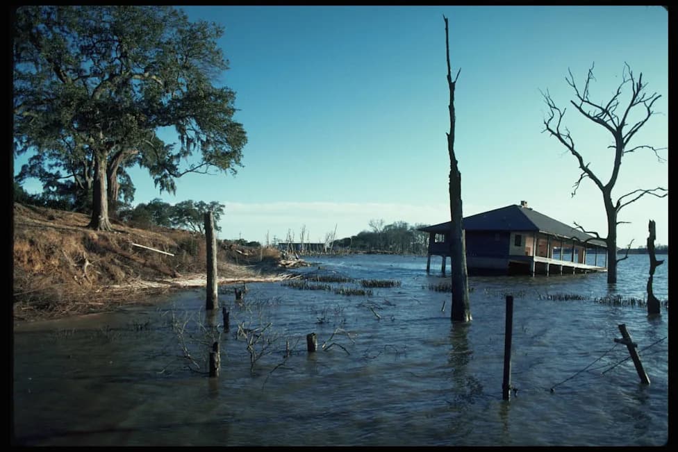 When a Drill Punctured a Salt Mine: How Lake Peigneur Became a 200-Foot Saltwater Sinkhole (1980)
