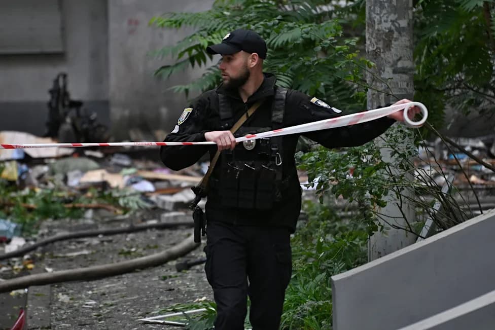 Russian Drone Hits Kiev School; Strikes Near South Bridge Suspend Metro