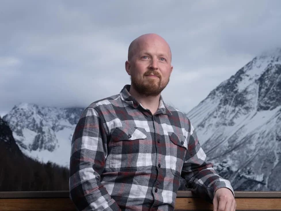 Democratic Upset Brewing in Alaska: Jonathan Kreiss-Tomkins Leads as Trump Approval Collapses