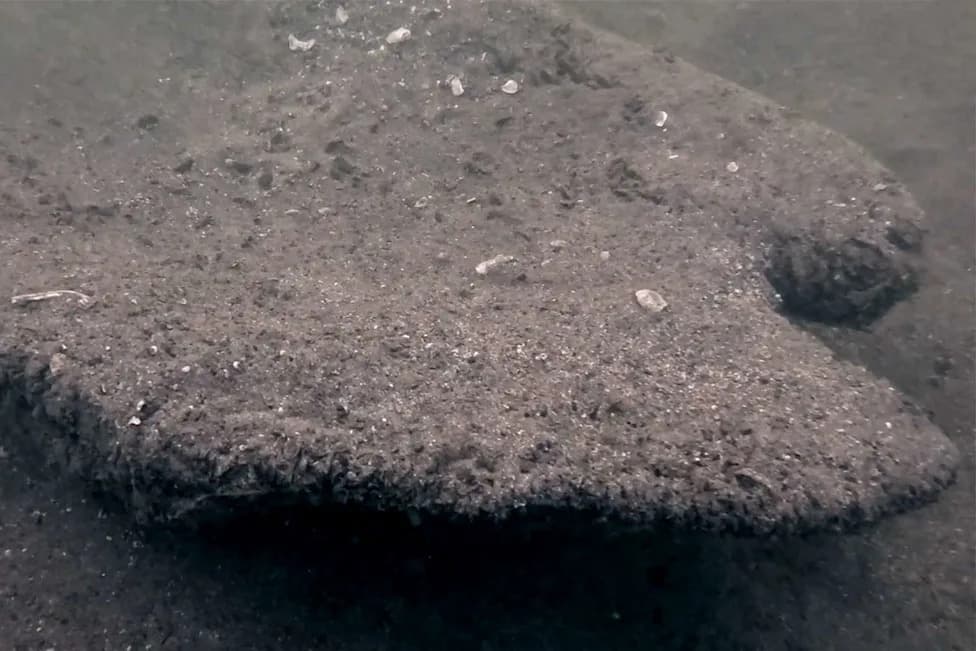 Diver Finds 1,000-Year-Old White Oak Canoe in Pewaukee Lake