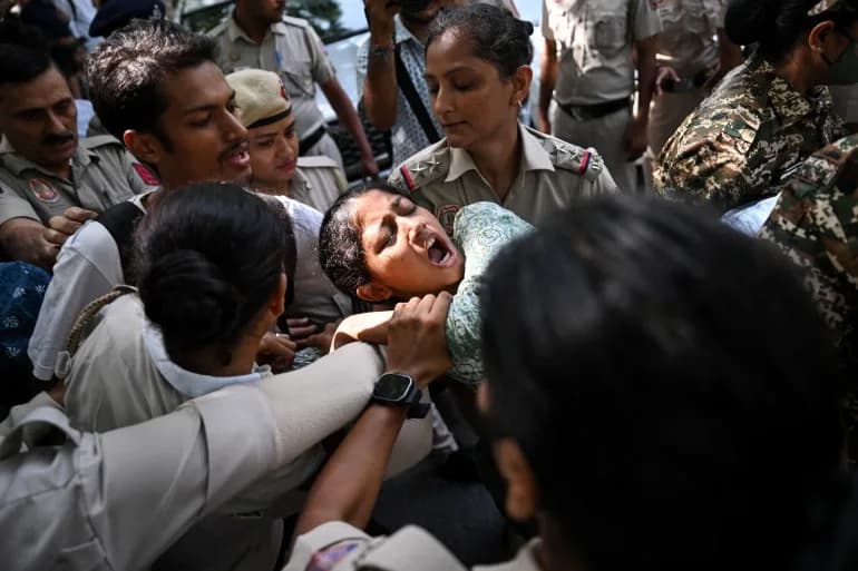 Mass Protests Enter Third Day as Indians Demand Election Chief's Resignation